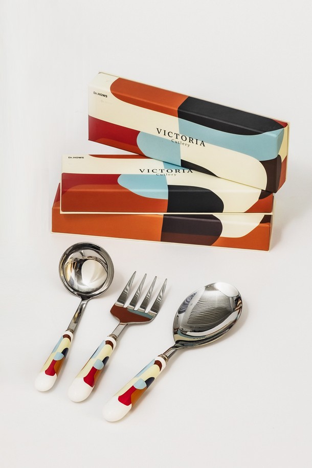 닥터하우스 빅토리아 서빙 스푼+국자+포크 3종 세트는 클래식하면서도 엘레강스한 분위기를 연출하는 주방용품 세트입니다. 실버와 화이트 색상의 조화가 돋보이며, 빅토리안 스타일의 디자인과 광택 마감, 세라믹 손잡이가 특징입니다. 구성품으로는 서빙 스푼, 국자, 서빙 포크가 포함되어 다양한 요리에 활용할 수 있습니다. 서양식, 한식 모두 잘 어울리며, 고급스러운 디자인과 부드러운 표면 질감으로 서빙 시 품격을 더합니다. 환경을 생각한 친환경 포장으로 소중하게 포장되어, 선물용으로도 좋습니다.
