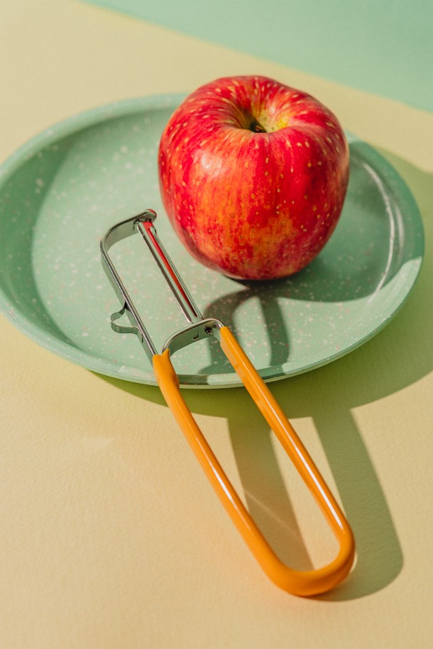 닥터하우스 데일리 감자칼 (I형)은 주방에서 과일 및 야채 손질에 유용한 필수품입니다. 스테인레스 스틸과 플라스틱 소재로 제작되었으며, 옐로우 색상의 I자형 디자인이 특징입니다. 미끄럼 방지 손잡이로 안전하고 편리하게 사용할 수 있으며, 양손 모두 사용 가능합니다. 닥터하우스 데일리 감자칼 (I형)은 주방 소도구 중 하나로, 감자칼 용도로 활용됩니다.
