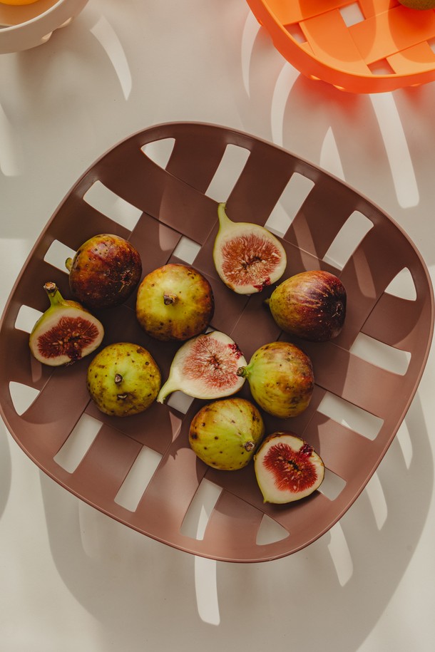 "닥터하우스 담은 다용도 바스켓 4종"은 바닐라, 오렌지, 귀일, 코코아 4가지 색상으로 출시되어 주방, 욕실, 세탁실 등 다양한 공간에서 활용성을 높여주는 실용적인 수납 아이템입니다. 플라스틱(PP) 소재로 제작되어 가볍고 내구성이 뛰어나며, 전통 소쿠리 디자인에 현대적인 감각을 더해 인테리어 소품으로도 손색없습니다. 과일/야채 세척, 주방용품 및 욕실용품 수납, 세탁실 정리 등 다용도로 활용 가능하며, 통기성이 우수하여 위생적인 보관이 가능합니다. 상하단 넓은 면적 구조와 걸이형 디자인으로 공간 활용도를 극대화했으며, 세척과 건조가 용이하여 편리하게 사용할 수 있습니다. 단, 도자기, 유리 등 깨지기 쉬운 제품의 보관에는 적합하지 않습니다.
