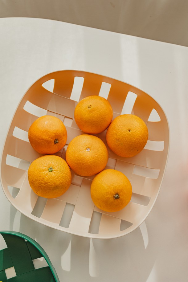 **닥터하우스 담은 다용도 바스켓 4종**은 주방용품 및 과일 보관에 적합한 실용적인 제품입니다. 화이트와 그린 두 가지 색상으로 제공되며, 통기성이 우수한 격자무늬 디자인이 특징입니다. 가볍고 튼튼한 플라스틱 소재로 제작되어 내구성이 뛰어나며, 손잡이가 있어 편리하게 사용할 수 있습니다. 4종 세트로 구성되어 다양한 용도로 활용 가능하며, 과일 보관 시 신선함을 유지하는 데 도움을 줍니다. 주방을 깔끔하게 정리하고 싶은 분들께 추천하는 다용도 바스켓입니다.
