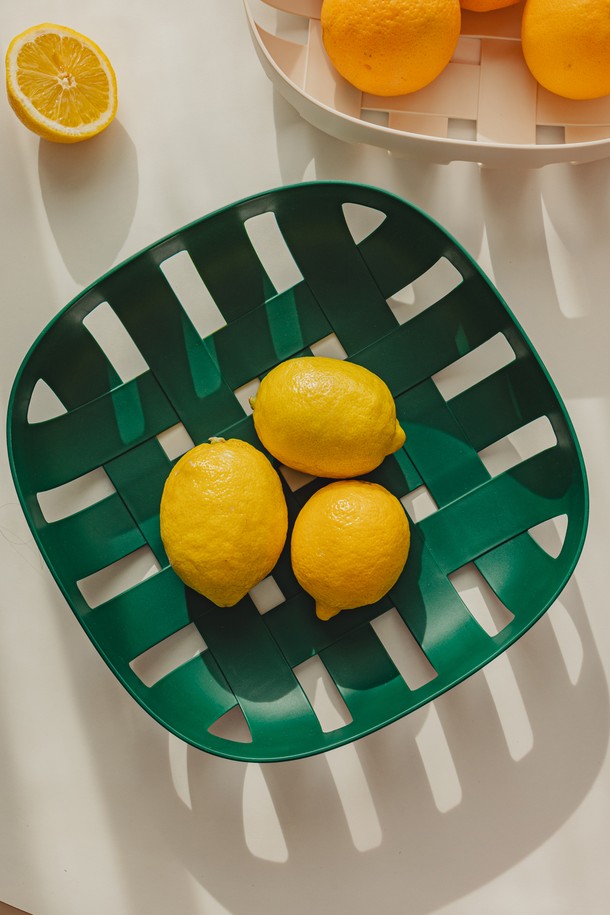 **닥터하우스 담은 다용도 바스켓 4종**은 주방, 욕실, 세탁실 등 다양한 공간에서 활용 가능한 실용적인 수납 솔루션입니다. 바닐라, 오렌지, 귀일, 코코아 4가지 감각적인 색상으로 출시되어, 밋밋한 공간에 포인트를 더합니다. 플라스틱 소재로 제작되어 가볍고 통기성이 뛰어나며, 세척 또한 용이합니다. 겹쳐서 보관하거나 벽걸이 형태로 사용할 수 있어 공간 활용도를 높여줍니다. 전통 소쿠리 디자인을 현대적으로 재해석하여 감성적인 플레이팅을 연출할 수도 있습니다.
