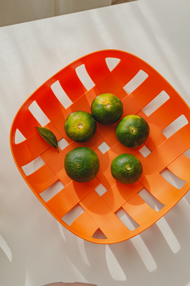 싱그러운 오렌지 컬러의 닥터하우스 담은 다용도 바스켓 4종 세트입니다. 플라스틱 소재로 제작되어 가볍고 튼튼하며, 격자 무늬 디자인으로 세련된 느낌을 더했습니다. 손잡이가 있어 이동이 편리하며, 통기성 있는 구조로 내용물을 신선하게 보관할 수 있습니다. 주방용품이나 과일 등을 보관하기에 적합하며, 다양한 용도로 활용할 수 있습니다. 실용성과 디자인을 모두 갖춘 다용도 바스켓입니다.
