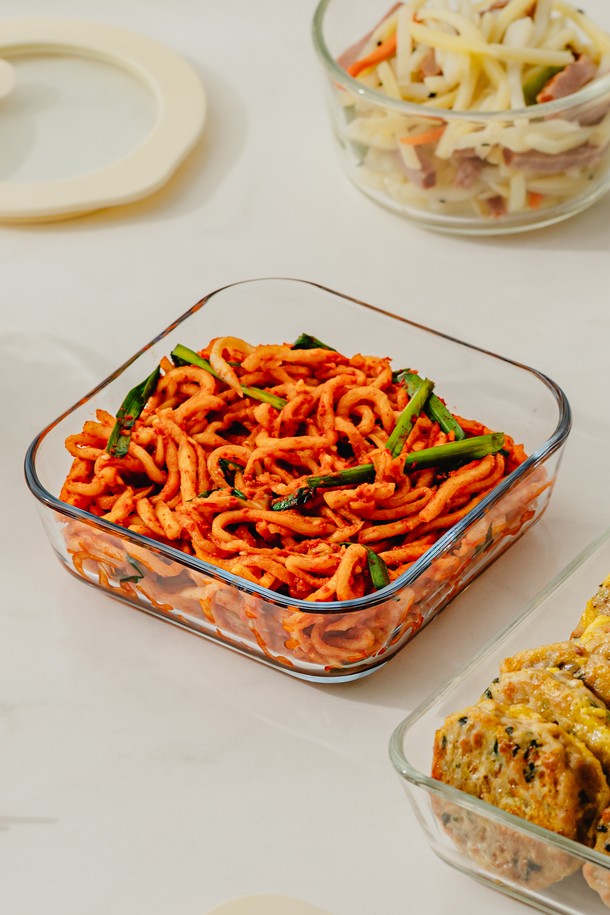 닥터하우스 글림 내열유리 진공 밀폐용기 정사각 1180ml는 주방용품 및 식품 보관에 용이한 밀폐용기입니다. 강화유리 소재로 제작되어 내구성이 뛰어나며, 푸른빛 유리가 세련된 느낌을 더합니다. 내열, 진공, 밀폐 기능을 갖춰 식품을 신선하게 보관하며, 전자레인지, 오븐, 에어프라이어, 식기세척기 사용이 가능하여 편리합니다. 또한, -20도에서 56도까지의 넓은 온도 범위를 지원하며, 스팀 배출구를 통해 위생적인 사용이 가능합니다. 1180ml 정사각 디자인으로 다양한 식재료 보관에 적합합니다. 
