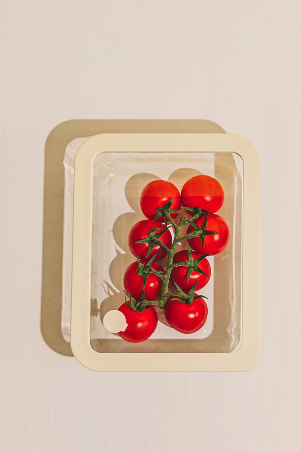 닥터하우스 글림 내열유리 진공 밀폐용기 직사각 700ml는 유리, 강화유리 소재로 제작되어 식품 보관, 냉장, 냉동 보관에 용이합니다. -20°C에서 56°C까지의 넓은 온도 범위에서 사용 가능하며, 내열, 진공, 밀폐 기능을 갖춰 음식의 신선함을 오래 유지합니다. 뛰어난 내열 온도차(120°C)를 자랑하며, 4면 날개 제거 뚜껑 디자인과 고급스러운 디자인으로 실용성과 심미성을 모두 갖췄습니다. 전자레인지, 오븐, 에어프라이어, 식기세척기 사용이 가능하여 편리하며, 투명한 직사각형 디자인에 스템홀이 적용되었습니다. 단, 오븐/에어프라이어 사용 시 뚜껑은 반드시 제거하고, 급격한 온도 변화에 유의해야 합니다.
