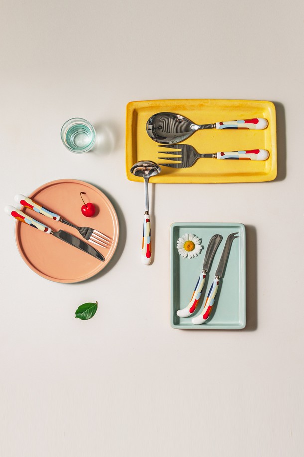 닥터하우스 빅토리아 서빙 스푼+국자+포크 3종 세트는 클래식하면서도 엘레강스한 분위기를 연출하는 주방용품 세트입니다. 실버와 화이트 색상의 조화가 돋보이며, 빅토리안 스타일의 디자인과 광택 마감, 세라믹 손잡이가 특징입니다. 구성품으로는 서빙 스푼, 국자, 서빙 포크가 포함되어 다양한 요리에 활용할 수 있습니다. 서양식, 한식 모두 잘 어울리며, 고급스러운 디자인과 부드러운 표면 질감으로 서빙 시 품격을 더합니다. 환경을 생각한 친환경 포장으로 소중하게 포장되어, 선물용으로도 좋습니다.
