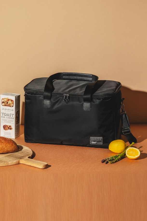 닥터하우스 데일리 캠핑 쿨러백 보온보냉 가방 S는 캠핑, 피크닉, 여행, 일상, 피싱 등 다양한 용도로 활용 가능한 실용적인 쿨러백입니다. 블랙과 레드의 두 가지 색상으로 제공되며, 나일론과 PVC 소재를 사용하여 내구성을 높였습니다. 6시간 동안의 뛰어난 온도 유지 기능을 갖추어 음식과 음료를 신선하게 보관할 수 있으며, 8개의 수납공간, 탈부착 가능한 크로스 스트랩, 내부 메쉬 포켓 4개, 외부 수납 포켓 등 넉넉한 수납 공간을 제공합니다. 접이식 디자인과 손잡이가 있어 휴대 및 보관이 용이하고, 사이즈 조절이 가능하여 내용물의 양에 따라 유연하게 사용할 수 있습니다. 가방은 사각형 모양이며 지퍼로 잠금 방식을 채택했습니다.
