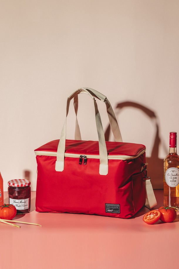 닥터하우스 데일리 캠핑 쿨러백(보온보냉 가방) S는 캠핑, 피크닉, 여행, 일상, 낚시, 하이킹 등 다양한 용도로 활용 가능한 실용적인 가방입니다. 블랙, 레드의 두 가지 색상으로 출시되었으며, 나일론과 PVC 소재를 사용하여 내구성을 높였습니다. 보온 및 보냉 기능을 제공하며, 최대 6시간까지 온도 유지가 가능합니다. 8개의 수납공간과 메쉬 포켓, 탈부착 크로스 스트랩, 외부 포켓 등 넉넉한 수납 공간과 편리한 사용성을 자랑합니다. 가방 내부에는 0.5mm 두께의 PE폼 단열재가 사용되어 보냉/보온 효과를 극대화했습니다.
