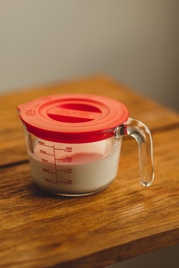 닥터하우스 라미 계량컵 500ml (뚜껑 포함)는 주방 조리 및 베이킹에 유용한 계량컵입니다. 유리와 플라스틱 소재로 제작되어 내구성이 뛰어나고, -20°C부터 560°C까지의 넓은 온도 범위에서 사용 가능하며, 전자레인지 및 식기세척기 사용이 가능하여 편리합니다. 500ml 용량으로 ML, OZ, CUPS 3가지 단위의 눈금 표시가 있어 정확한 계량이 용이하며, 인체공학적 손잡이와 뚜껑이 포함되어 있습니다. 라운드 디자인과 뚜껑이 있어 공간 효율적인 보관이 가능하며, 얼룩과 냄새 걱정 없이 위생적으로 사용할 수 있습니다. 뚜껑은 -10°C ~ 100°C까지 사용 가능하며, 세척이 용이합니다.
