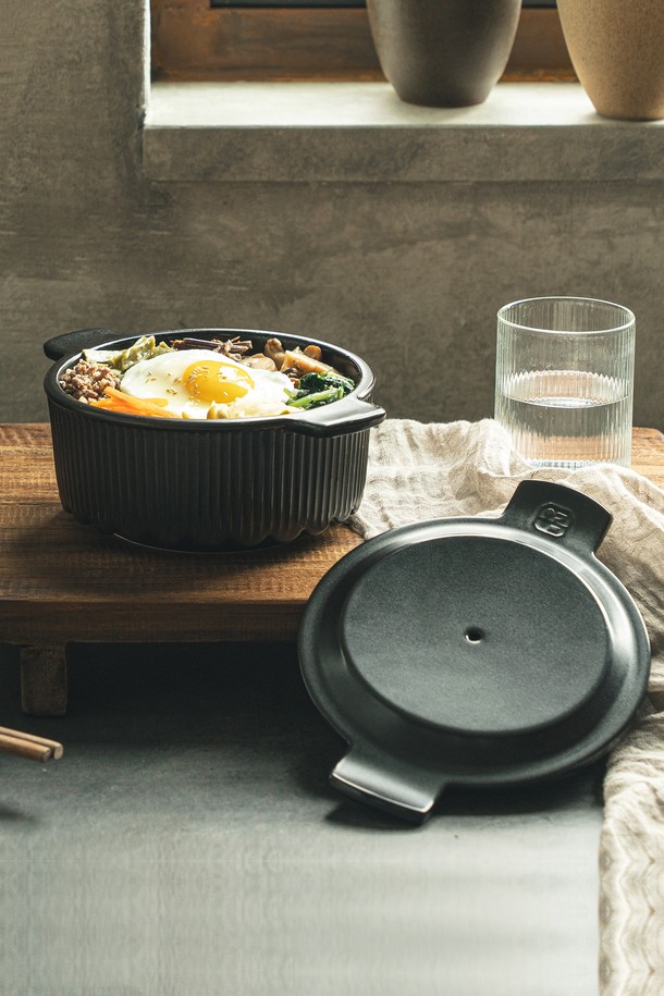 닥터하우스 오름 무균열 뚝배기 16cm는 한국 전통 기와집을 모티브로 한 디자인에 양수 손잡이와 볼록 엠보싱 뚜껑을 갖춘 흑색 뚝배기입니다. 페달라이트 내열토 소재로 제작되어 1250도의 고온에서도 견디며, 열팽창과 수축이 없어 튼튼합니다. 찌개, 탕, 국, 계란찜, 디저트 등 다양한 요리에 사용 가능하며, 요리 후 남은 음식은 뚝배기 채로 보관할 수 있습니다. 닥터하우스 오름 뚝배기는 수분 순환 시스템, 균일 열전도, 뛰어난 열 보존 기능으로 맛있는 요리를 완성하며, 세균 번식을 억제해 위생적인 사용을 돕습니다. 추가로, 광목 보자기 증정으로 더욱 실용적입니다.
