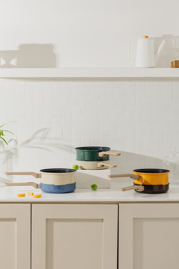 **닥터하우스 도토리 멀티팬 편수냄비+프라이팬 2종세트**는 열전도율이 높은 알루미늄 소재로 제작되어 조리 시간을 단축시켜줍니다. 논스틱 코팅으로 음식물이 눌어붙지 않아 편리하며, 모든 열원에서 사용 가능합니다. 미니멀한 디자인에 감성적인 컬러, 도트 인덕션 디스크가 돋보입니다. 도토리처럼 작고 가벼운 사이즈에 휴대성이 뛰어나 야외, 여행, 캠핑 등 다양한 용도로 활용 가능합니다. 편수냄비와 프라이팬 2종 세트로 구성되었으며, 내열성이 뛰어난 베이클라이트 손잡이가 안전한 사용을 돕습니다.
