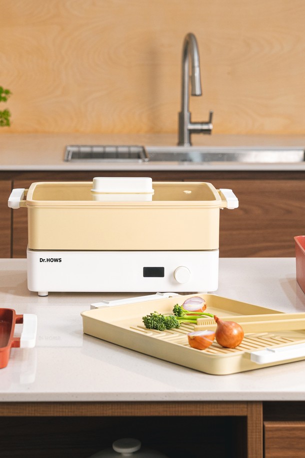 **닥터하우스 도란도란 전기 핫플레이트 멀티쿠커 풀세트 (팬+냄비) 리드옐로우**는 멀티쿠킹과 전기 가열 기능을 갖춘 제품입니다. 핫플레이트와 팬, 냄비로 구성되어 있으며, 분리형 디자인으로 사용 및 보관이 용이합니다. 플라스틱과 알루미늄 소재를 사용하여 제작되었고, 이동식으로 편리하게 사용할 수 있습니다. 색상은 화이트, 베이지, 옐로우 3가지로 제공되며, 조리기구 세트가 포함되어 있어 다양한 요리를 즐길 수 있습니다. 컴팩트한 디자인으로 공간 활용도를 높였습니다.
