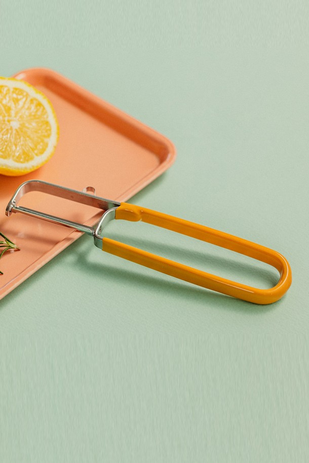 닥터하우스 데일리 감자칼 (I형)은 주방에서 과일 및 야채 손질에 유용한 필수품입니다. 스테인레스 스틸과 플라스틱 소재로 제작되었으며, 옐로우 색상의 I자형 디자인이 특징입니다. 미끄럼 방지 손잡이로 안전하고 편리하게 사용할 수 있으며, 양손 모두 사용 가능합니다. 닥터하우스 데일리 감자칼 (I형)은 주방 소도구 중 하나로, 감자칼 용도로 활용됩니다.
