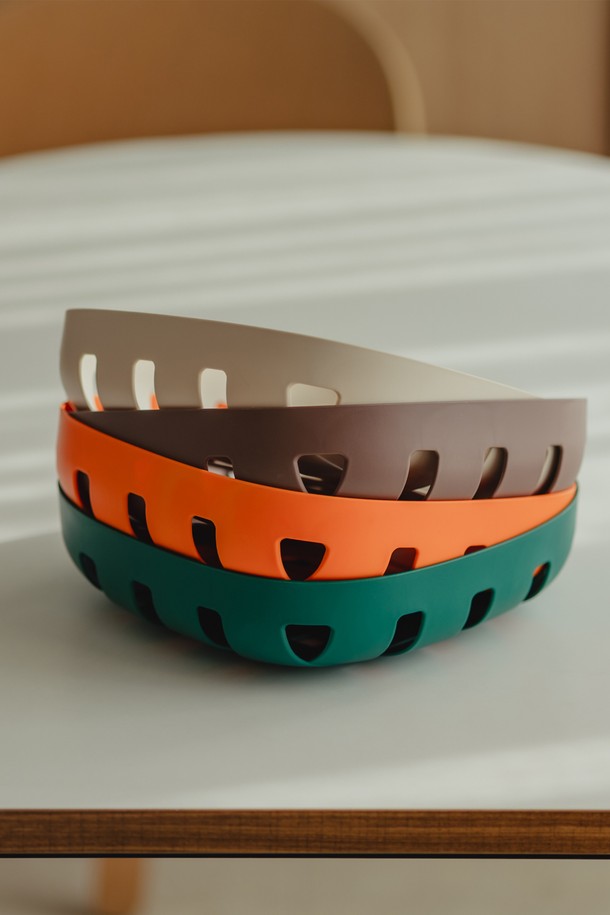 **닥터하우스 담은 다용도 바스켓 4종**은 주방용품 및 과일 보관에 적합한 실용적인 제품입니다. 화이트와 그린 두 가지 색상으로 제공되며, 통기성이 우수한 격자무늬 디자인이 특징입니다. 가볍고 튼튼한 플라스틱 소재로 제작되어 내구성이 뛰어나며, 손잡이가 있어 편리하게 사용할 수 있습니다. 4종 세트로 구성되어 다양한 용도로 활용 가능하며, 과일 보관 시 신선함을 유지하는 데 도움을 줍니다. 주방을 깔끔하게 정리하고 싶은 분들께 추천하는 다용도 바스켓입니다.
