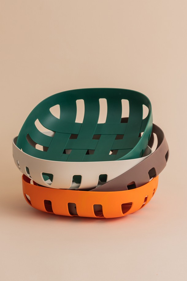 싱그러운 오렌지 컬러의 닥터하우스 담은 다용도 바스켓 4종 세트입니다. 플라스틱 소재로 제작되어 가볍고 튼튼하며, 격자 무늬 디자인으로 세련된 느낌을 더했습니다. 손잡이가 있어 이동이 편리하며, 통기성 있는 구조로 내용물을 신선하게 보관할 수 있습니다. 주방용품이나 과일 등을 보관하기에 적합하며, 다양한 용도로 활용할 수 있습니다. 실용성과 디자인을 모두 갖춘 다용도 바스켓입니다.
