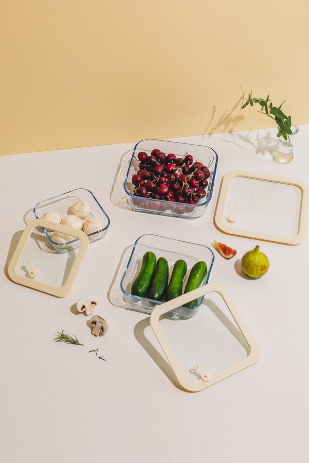 닥터하우스 글림 내열유리 진공 밀폐용기 정사각 1180ml는 주방용품 및 식품 보관에 용이한 밀폐용기입니다. 강화유리 소재로 제작되어 내구성이 뛰어나며, 푸른빛 유리가 세련된 느낌을 더합니다. 내열, 진공, 밀폐 기능을 갖춰 식품을 신선하게 보관하며, 전자레인지, 오븐, 에어프라이어, 식기세척기 사용이 가능하여 편리합니다. 또한, -20도에서 56도까지의 넓은 온도 범위를 지원하며, 스팀 배출구를 통해 위생적인 사용이 가능합니다. 1180ml 정사각 디자인으로 다양한 식재료 보관에 적합합니다. 
