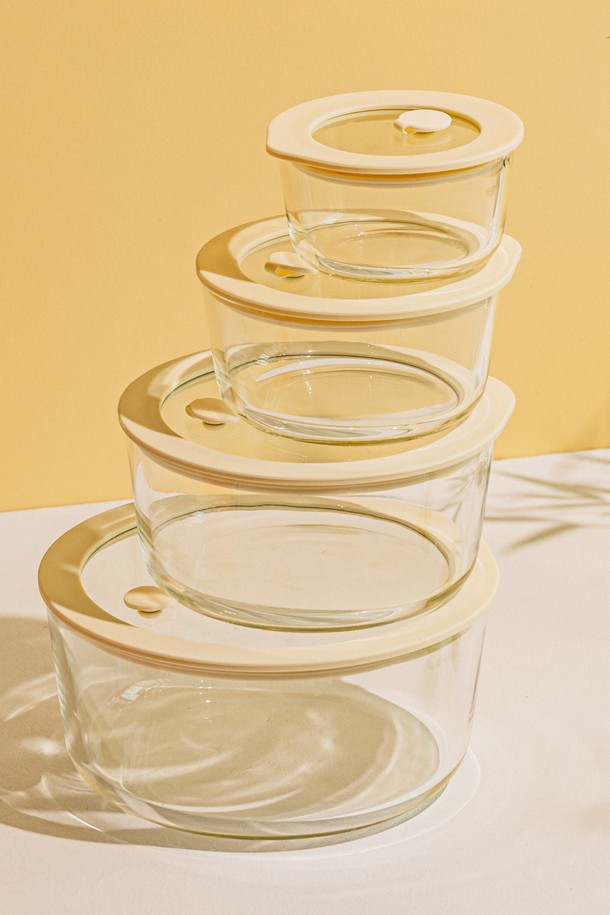 닥터하우스 글림 내열유리 진공 밀폐용기 원형 1650ml는 -20°C에서 120°C까지 폭넓은 온도 변화에도 안전한 내열유리 소재로 제작되었습니다. 둥근 모서리와 투명 디자인, 이음새 없는 실리콘 테두리로 깔끔함을 더했으며, 4면 날개가 제거된 뚜껑과 스템홀이 특징입니다. 전자레인지, 오븐, 에어프라이어, 식기세척기, 냉장/냉동 보관까지 가능하여 다양한 방식으로 활용할 수 있습니다. FDA 안전성 테스트를 통과하여 안심하고 사용할 수 있으며, 반찬, 음식 조리, 베이킹, 이유식 제작, 식재료 보관 등 다용도로 활용 가능합니다. 구성품으로 여분 스템홀이 제공되며, 전자레인지 사용 시 스템홀 개방, 에어프라이어 사용 시 뚜껑 제거, 강한 힘으로 뚜껑 분리 시 주의해야 합니다.
