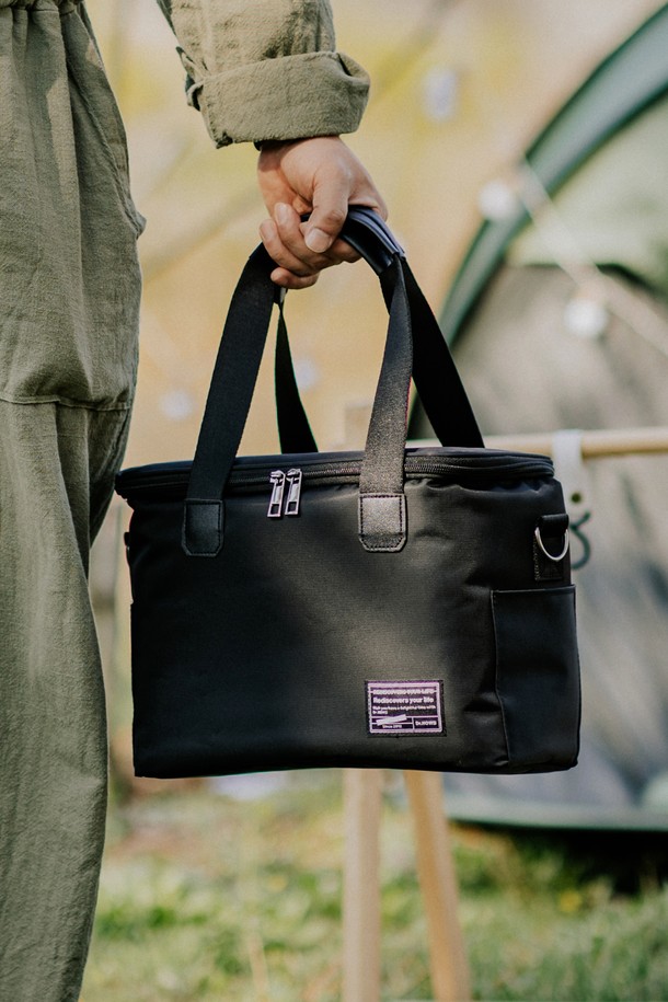 닥터하우스 데일리 캠핑 쿨러백 보온보냉 가방 S는 캠핑, 피크닉, 여행, 일상, 피싱 등 다양한 용도로 활용 가능한 실용적인 쿨러백입니다. 블랙과 레드의 두 가지 색상으로 제공되며, 나일론과 PVC 소재를 사용하여 내구성을 높였습니다. 6시간 동안의 뛰어난 온도 유지 기능을 갖추어 음식과 음료를 신선하게 보관할 수 있으며, 8개의 수납공간, 탈부착 가능한 크로스 스트랩, 내부 메쉬 포켓 4개, 외부 수납 포켓 등 넉넉한 수납 공간을 제공합니다. 접이식 디자인과 손잡이가 있어 휴대 및 보관이 용이하고, 사이즈 조절이 가능하여 내용물의 양에 따라 유연하게 사용할 수 있습니다. 가방은 사각형 모양이며 지퍼로 잠금 방식을 채택했습니다.
