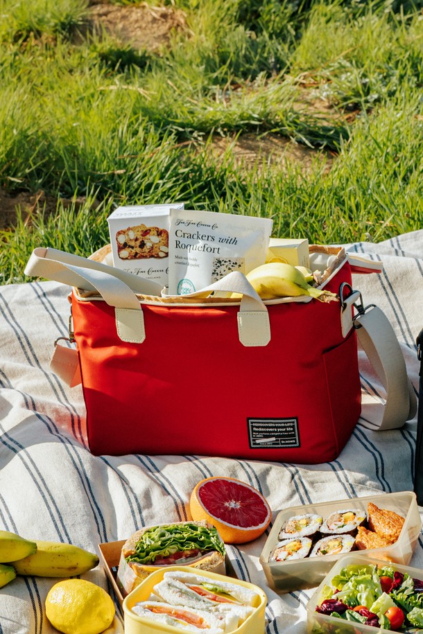 닥터하우스 데일리 캠핑 쿨러백(보온보냉 가방) S는 캠핑, 피크닉, 여행, 일상, 낚시, 하이킹 등 다양한 용도로 활용 가능한 실용적인 가방입니다. 블랙, 레드의 두 가지 색상으로 출시되었으며, 나일론과 PVC 소재를 사용하여 내구성을 높였습니다. 보온 및 보냉 기능을 제공하며, 최대 6시간까지 온도 유지가 가능합니다. 8개의 수납공간과 메쉬 포켓, 탈부착 크로스 스트랩, 외부 포켓 등 넉넉한 수납 공간과 편리한 사용성을 자랑합니다. 가방 내부에는 0.5mm 두께의 PE폼 단열재가 사용되어 보냉/보온 효과를 극대화했습니다.
