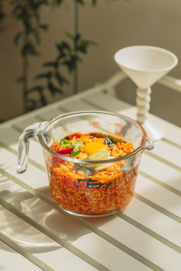 닥터하우스 라미 계량컵 500ml (뚜껑 포함)는 주방 조리 및 베이킹에 유용한 계량컵입니다. 유리와 플라스틱 소재로 제작되어 내구성이 뛰어나고, -20°C부터 560°C까지의 넓은 온도 범위에서 사용 가능하며, 전자레인지 및 식기세척기 사용이 가능하여 편리합니다. 500ml 용량으로 ML, OZ, CUPS 3가지 단위의 눈금 표시가 있어 정확한 계량이 용이하며, 인체공학적 손잡이와 뚜껑이 포함되어 있습니다. 라운드 디자인과 뚜껑이 있어 공간 효율적인 보관이 가능하며, 얼룩과 냄새 걱정 없이 위생적으로 사용할 수 있습니다. 뚜껑은 -10°C ~ 100°C까지 사용 가능하며, 세척이 용이합니다.
