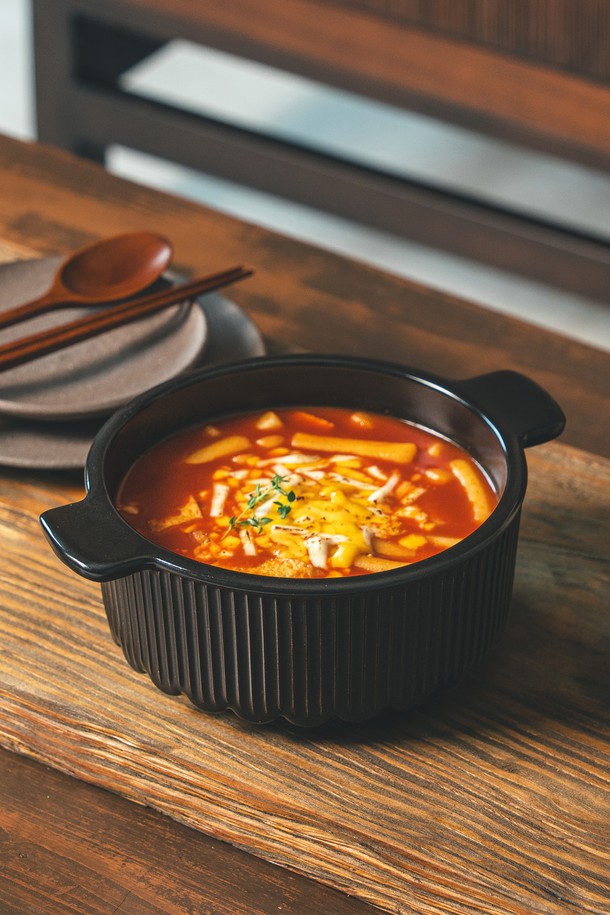 닥터하우스 오름 무균열 뚝배기 16cm는 한국 전통 기와집을 모티브로 한 디자인에 양수 손잡이와 볼록 엠보싱 뚜껑을 갖춘 흑색 뚝배기입니다. 페달라이트 내열토 소재로 제작되어 1250도의 고온에서도 견디며, 열팽창과 수축이 없어 튼튼합니다. 찌개, 탕, 국, 계란찜, 디저트 등 다양한 요리에 사용 가능하며, 요리 후 남은 음식은 뚝배기 채로 보관할 수 있습니다. 닥터하우스 오름 뚝배기는 수분 순환 시스템, 균일 열전도, 뛰어난 열 보존 기능으로 맛있는 요리를 완성하며, 세균 번식을 억제해 위생적인 사용을 돕습니다. 추가로, 광목 보자기 증정으로 더욱 실용적입니다.
