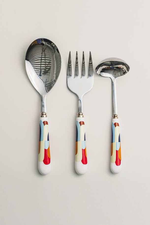 닥터하우스 빅토리아 서빙 스푼+국자+포크 3종 세트는 클래식하면서도 엘레강스한 분위기를 연출하는 주방용품 세트입니다. 실버와 화이트 색상의 조화가 돋보이며, 빅토리안 스타일의 디자인과 광택 마감, 세라믹 손잡이가 특징입니다. 구성품으로는 서빙 스푼, 국자, 서빙 포크가 포함되어 다양한 요리에 활용할 수 있습니다. 서양식, 한식 모두 잘 어울리며, 고급스러운 디자인과 부드러운 표면 질감으로 서빙 시 품격을 더합니다. 환경을 생각한 친환경 포장으로 소중하게 포장되어, 선물용으로도 좋습니다.
