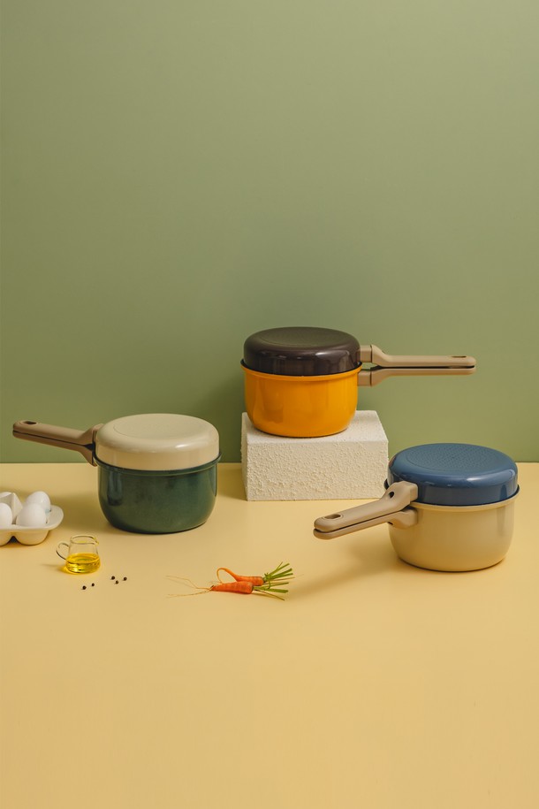 **닥터하우스 도토리 멀티팬 편수냄비+프라이팬 2종세트**는 열전도율이 높은 알루미늄 소재로 제작되어 조리 시간을 단축시켜줍니다. 논스틱 코팅으로 음식물이 눌어붙지 않아 편리하며, 모든 열원에서 사용 가능합니다. 미니멀한 디자인에 감성적인 컬러, 도트 인덕션 디스크가 돋보입니다. 도토리처럼 작고 가벼운 사이즈에 휴대성이 뛰어나 야외, 여행, 캠핑 등 다양한 용도로 활용 가능합니다. 편수냄비와 프라이팬 2종 세트로 구성되었으며, 내열성이 뛰어난 베이클라이트 손잡이가 안전한 사용을 돕습니다.
