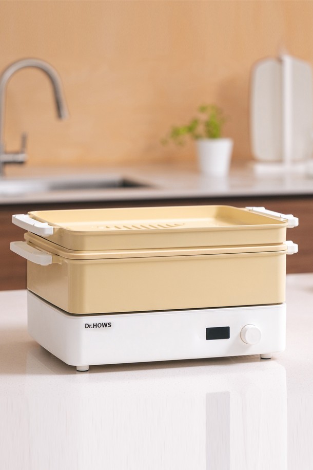 **닥터하우스 도란도란 전기 핫플레이트 멀티쿠커 풀세트 (팬+냄비) 리드옐로우**는 멀티쿠킹과 전기 가열 기능을 갖춘 제품입니다. 핫플레이트와 팬, 냄비로 구성되어 있으며, 분리형 디자인으로 사용 및 보관이 용이합니다. 플라스틱과 알루미늄 소재를 사용하여 제작되었고, 이동식으로 편리하게 사용할 수 있습니다. 색상은 화이트, 베이지, 옐로우 3가지로 제공되며, 조리기구 세트가 포함되어 있어 다양한 요리를 즐길 수 있습니다. 컴팩트한 디자인으로 공간 활용도를 높였습니다.
