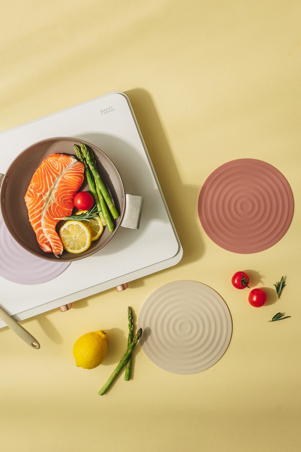 닥터하우스 오디너리 실리콘 인덕션 보호매트 냄비받침은 인덕션 상판을 보호하고 미끄럼 방지 기능을 제공하는 실리콘 소재의 주방용품입니다. 라이트 베이지, 퍼플, 로즈핑크 등 화사한 파스텔 색상으로 주방 분위기를 산뜻하게 연출하며, 원형 디자인으로 다양한 냄비와 조화롭게 사용 가능합니다. -40°C부터 230°C까지 사용 가능하며, 열탕 소독이 가능하여 위생적으로 관리할 수 있습니다. SGS 인증과 비스페놀 A 불검출, 환경호르몬 의심물질 미포함으로 안전하게 사용할 수 있으며, 쉽게 세척하고 변형이 적어 오래 사용할 수 있습니다. 다용도로 활용 가능한 실용적인 주방 필수템입니다.
