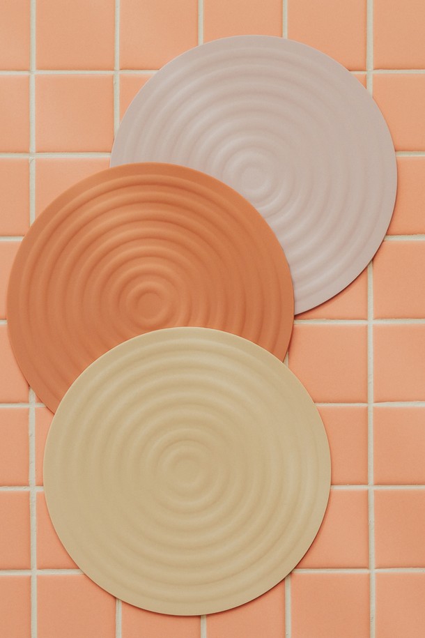 닥터하우스 오디너리 실리콘 인덕션 보호매트는 인덕션 레인지 상판을 보호해주는 실리콘 재질의 냄비 받침입니다. 퍼플 색상의 원형 디자인에 동심원 무늬가 적용되어 세련된 주방 분위기를 연출합니다. 내열 기능을 갖춰 뜨거운 냄비를 안전하게 올려놓을 수 있으며, 미끄럼 방지 기능으로 안정성을 더했습니다. 닥터하우스 오디너리 실리콘 인덕션 보호매트로 주방의 안전과 디자인을 동시에 잡으세요. 주방용품으로 실용성과 심미성을 모두 갖춘 냄비 받침입니다.
