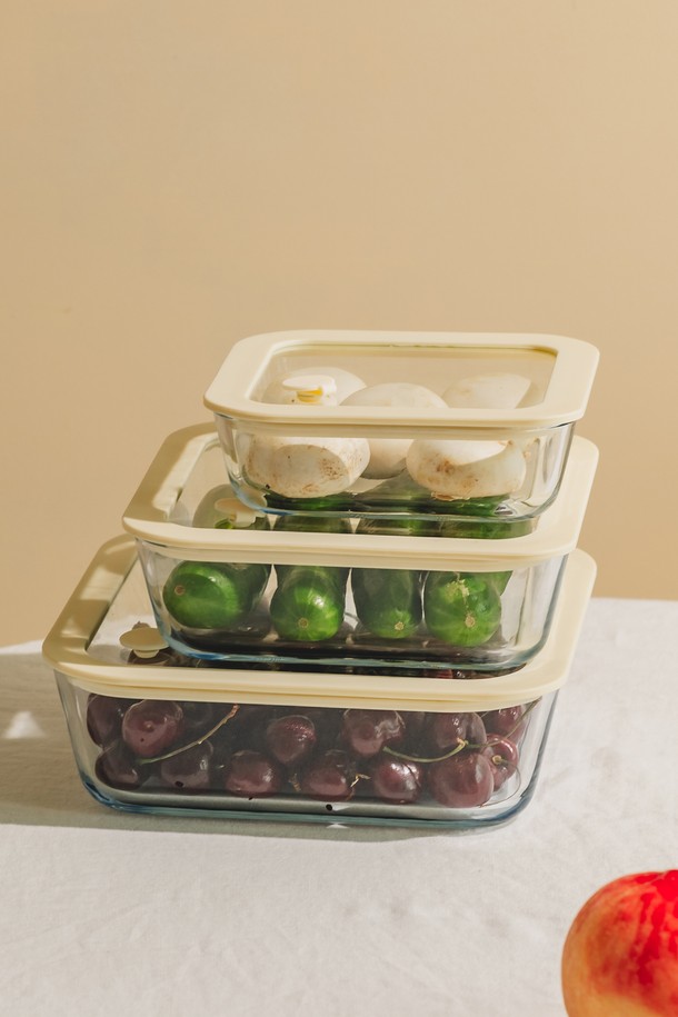 닥터하우스 글림 내열유리 진공 밀폐용기 정사각 1180ml는 주방용품 및 식품 보관에 용이한 밀폐용기입니다. 강화유리 소재로 제작되어 내구성이 뛰어나며, 푸른빛 유리가 세련된 느낌을 더합니다. 내열, 진공, 밀폐 기능을 갖춰 식품을 신선하게 보관하며, 전자레인지, 오븐, 에어프라이어, 식기세척기 사용이 가능하여 편리합니다. 또한, -20도에서 56도까지의 넓은 온도 범위를 지원하며, 스팀 배출구를 통해 위생적인 사용이 가능합니다. 1180ml 정사각 디자인으로 다양한 식재료 보관에 적합합니다. 
