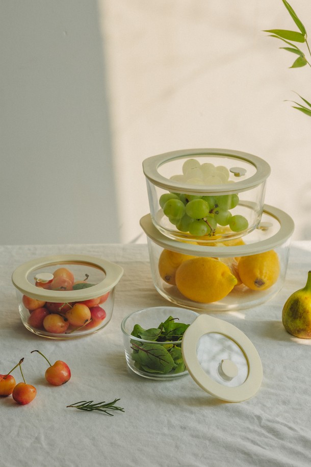 닥터하우스 글림 내열유리 진공 밀폐용기 원형 1650ml는 -20°C에서 120°C까지 폭넓은 온도 변화에도 안전한 내열유리 소재로 제작되었습니다. 둥근 모서리와 투명 디자인, 이음새 없는 실리콘 테두리로 깔끔함을 더했으며, 4면 날개가 제거된 뚜껑과 스템홀이 특징입니다. 전자레인지, 오븐, 에어프라이어, 식기세척기, 냉장/냉동 보관까지 가능하여 다양한 방식으로 활용할 수 있습니다. FDA 안전성 테스트를 통과하여 안심하고 사용할 수 있으며, 반찬, 음식 조리, 베이킹, 이유식 제작, 식재료 보관 등 다용도로 활용 가능합니다. 구성품으로 여분 스템홀이 제공되며, 전자레인지 사용 시 스템홀 개방, 에어프라이어 사용 시 뚜껑 제거, 강한 힘으로 뚜껑 분리 시 주의해야 합니다.
