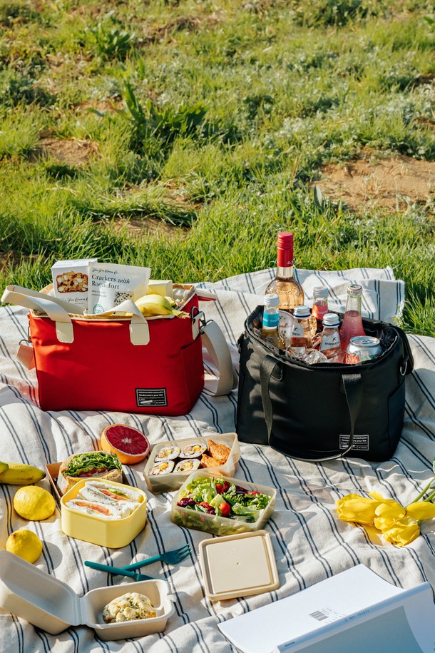 닥터하우스 데일리 캠핑 쿨러백 보온보냉 가방 S는 캠핑, 피크닉, 여행, 일상, 피싱 등 다양한 용도로 활용 가능한 실용적인 쿨러백입니다. 블랙과 레드의 두 가지 색상으로 제공되며, 나일론과 PVC 소재를 사용하여 내구성을 높였습니다. 6시간 동안의 뛰어난 온도 유지 기능을 갖추어 음식과 음료를 신선하게 보관할 수 있으며, 8개의 수납공간, 탈부착 가능한 크로스 스트랩, 내부 메쉬 포켓 4개, 외부 수납 포켓 등 넉넉한 수납 공간을 제공합니다. 접이식 디자인과 손잡이가 있어 휴대 및 보관이 용이하고, 사이즈 조절이 가능하여 내용물의 양에 따라 유연하게 사용할 수 있습니다. 가방은 사각형 모양이며 지퍼로 잠금 방식을 채택했습니다.
