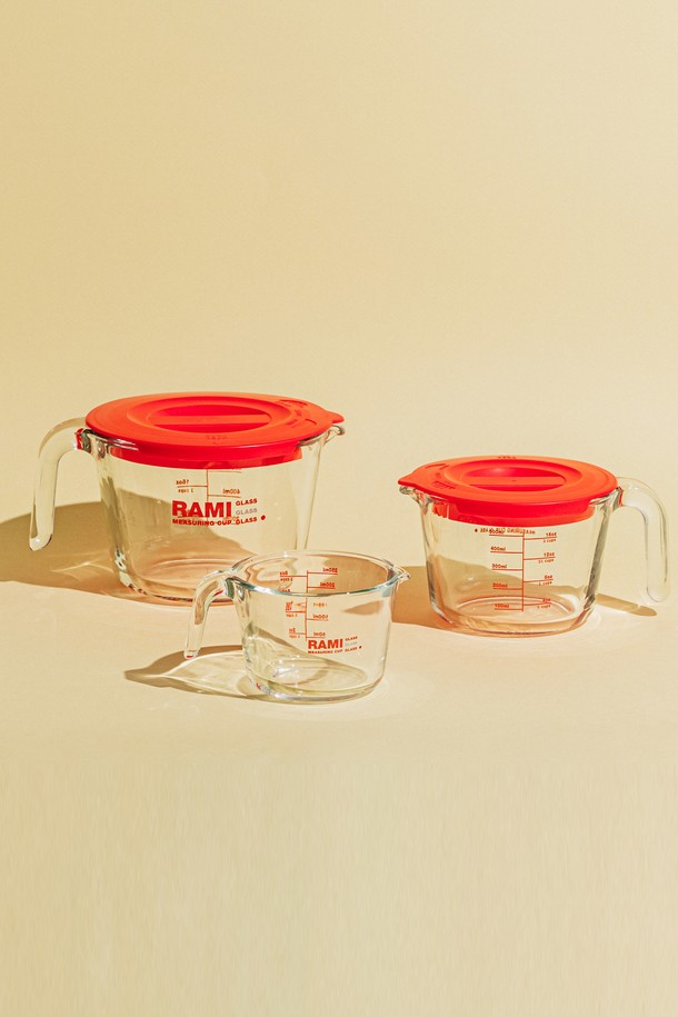 닥터하우스 라미 계량컵 500ml (뚜껑 포함)는 주방 조리 및 베이킹에 유용한 계량컵입니다. 유리와 플라스틱 소재로 제작되어 내구성이 뛰어나고, -20°C부터 560°C까지의 넓은 온도 범위에서 사용 가능하며, 전자레인지 및 식기세척기 사용이 가능하여 편리합니다. 500ml 용량으로 ML, OZ, CUPS 3가지 단위의 눈금 표시가 있어 정확한 계량이 용이하며, 인체공학적 손잡이와 뚜껑이 포함되어 있습니다. 라운드 디자인과 뚜껑이 있어 공간 효율적인 보관이 가능하며, 얼룩과 냄새 걱정 없이 위생적으로 사용할 수 있습니다. 뚜껑은 -10°C ~ 100°C까지 사용 가능하며, 세척이 용이합니다.
