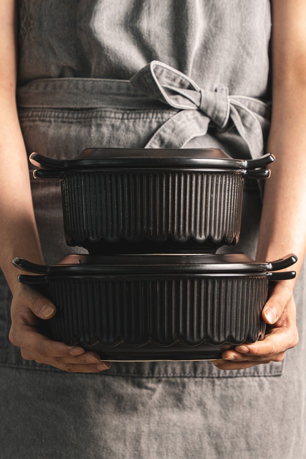 닥터하우스 오름 무균열 뚝배기 16cm는 한국 전통 기와집을 모티브로 한 디자인에 양수 손잡이와 볼록 엠보싱 뚜껑을 갖춘 흑색 뚝배기입니다. 페달라이트 내열토 소재로 제작되어 1250도의 고온에서도 견디며, 열팽창과 수축이 없어 튼튼합니다. 찌개, 탕, 국, 계란찜, 디저트 등 다양한 요리에 사용 가능하며, 요리 후 남은 음식은 뚝배기 채로 보관할 수 있습니다. 닥터하우스 오름 뚝배기는 수분 순환 시스템, 균일 열전도, 뛰어난 열 보존 기능으로 맛있는 요리를 완성하며, 세균 번식을 억제해 위생적인 사용을 돕습니다. 추가로, 광목 보자기 증정으로 더욱 실용적입니다.
