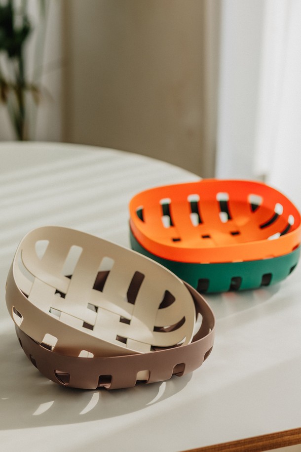 **닥터하우스 담은 다용도 바스켓 4종**은 주방용품 및 과일 보관에 적합한 실용적인 제품입니다. 화이트와 그린 두 가지 색상으로 제공되며, 통기성이 우수한 격자무늬 디자인이 특징입니다. 가볍고 튼튼한 플라스틱 소재로 제작되어 내구성이 뛰어나며, 손잡이가 있어 편리하게 사용할 수 있습니다. 4종 세트로 구성되어 다양한 용도로 활용 가능하며, 과일 보관 시 신선함을 유지하는 데 도움을 줍니다. 주방을 깔끔하게 정리하고 싶은 분들께 추천하는 다용도 바스켓입니다.
