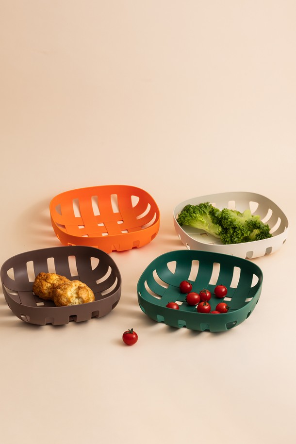 **닥터하우스 담은 다용도 바스켓 4종**은 주방, 욕실, 세탁실 등 다양한 공간에서 활용 가능한 실용적인 수납 솔루션입니다. 바닐라, 오렌지, 귀일, 코코아 4가지 감각적인 색상으로 출시되어, 밋밋한 공간에 포인트를 더합니다. 플라스틱 소재로 제작되어 가볍고 통기성이 뛰어나며, 세척 또한 용이합니다. 겹쳐서 보관하거나 벽걸이 형태로 사용할 수 있어 공간 활용도를 높여줍니다. 전통 소쿠리 디자인을 현대적으로 재해석하여 감성적인 플레이팅을 연출할 수도 있습니다.
