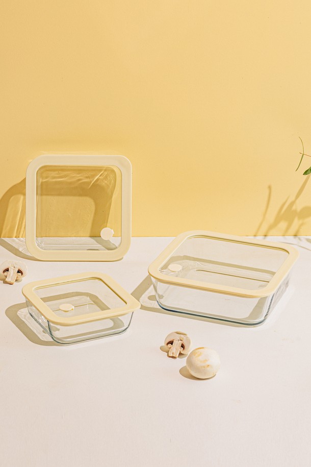 닥터하우스 글림 내열유리 진공 밀폐용기 정사각 1700ml는 유리 소재와 실리콘을 사용하여 제작되었으며, 식품 보관, 전자레인지, 오븐, 냉장/냉동 보관에 적합합니다. -20°C에서 560°C까지 견디는 내열 성능과 120°C 내외의 내열 온도차를 보이며, 진공 밀폐 기능으로 식품의 신선함을 오래 유지합니다. FDA 테스트를 완료하여 식품 안전성을 검증받았으며, 식기세척기, 전자레인지, 오븐, 에어프라이어 사용이 가능하여 편리합니다. 스템홀, 4면 날개 제거, 둥근 모서리 디자인, 이음새 없는 실리콘 테두리, 투명 디자인, 안정적인 적층 구조 등 다양한 특징을 갖춘 정사각형 형태의 밀폐용기입니다.
