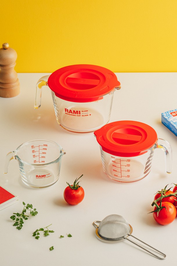 닥터하우스 라미 계량컵 500ml (뚜껑 포함)는 주방 조리 및 베이킹에 유용한 계량컵입니다. 유리와 플라스틱 소재로 제작되어 내구성이 뛰어나고, -20°C부터 560°C까지의 넓은 온도 범위에서 사용 가능하며, 전자레인지 및 식기세척기 사용이 가능하여 편리합니다. 500ml 용량으로 ML, OZ, CUPS 3가지 단위의 눈금 표시가 있어 정확한 계량이 용이하며, 인체공학적 손잡이와 뚜껑이 포함되어 있습니다. 라운드 디자인과 뚜껑이 있어 공간 효율적인 보관이 가능하며, 얼룩과 냄새 걱정 없이 위생적으로 사용할 수 있습니다. 뚜껑은 -10°C ~ 100°C까지 사용 가능하며, 세척이 용이합니다.
