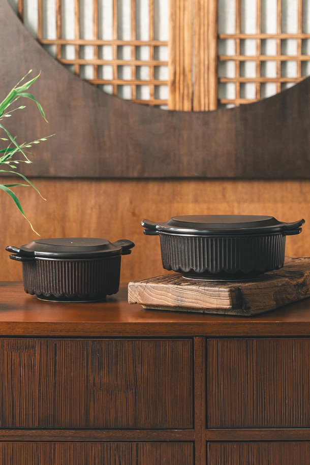 닥터하우스 오름 무균열 뚝배기 16cm는 한국 전통 기와집을 모티브로 한 디자인에 양수 손잡이와 볼록 엠보싱 뚜껑을 갖춘 흑색 뚝배기입니다. 페달라이트 내열토 소재로 제작되어 1250도의 고온에서도 견디며, 열팽창과 수축이 없어 튼튼합니다. 찌개, 탕, 국, 계란찜, 디저트 등 다양한 요리에 사용 가능하며, 요리 후 남은 음식은 뚝배기 채로 보관할 수 있습니다. 닥터하우스 오름 뚝배기는 수분 순환 시스템, 균일 열전도, 뛰어난 열 보존 기능으로 맛있는 요리를 완성하며, 세균 번식을 억제해 위생적인 사용을 돕습니다. 추가로, 광목 보자기 증정으로 더욱 실용적입니다.
