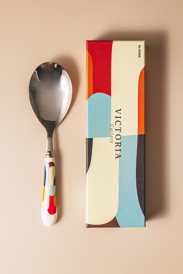 닥터하우스 빅토리아 서빙 스푼+국자+포크 3종 세트는 클래식하면서도 엘레강스한 분위기를 연출하는 주방용품 세트입니다. 실버와 화이트 색상의 조화가 돋보이며, 빅토리안 스타일의 디자인과 광택 마감, 세라믹 손잡이가 특징입니다. 구성품으로는 서빙 스푼, 국자, 서빙 포크가 포함되어 다양한 요리에 활용할 수 있습니다. 서양식, 한식 모두 잘 어울리며, 고급스러운 디자인과 부드러운 표면 질감으로 서빙 시 품격을 더합니다. 환경을 생각한 친환경 포장으로 소중하게 포장되어, 선물용으로도 좋습니다.
