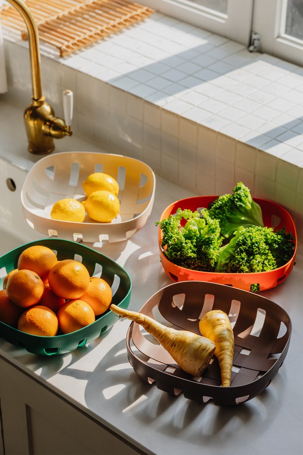 **닥터하우스 담은 다용도 바스켓 4종**은 주방, 욕실, 세탁실 등 다양한 공간에서 활용 가능한 실용적인 수납 솔루션입니다. 바닐라, 오렌지, 귀일, 코코아 4가지 감각적인 색상으로 출시되어, 밋밋한 공간에 포인트를 더합니다. 플라스틱 소재로 제작되어 가볍고 통기성이 뛰어나며, 세척 또한 용이합니다. 겹쳐서 보관하거나 벽걸이 형태로 사용할 수 있어 공간 활용도를 높여줍니다. 전통 소쿠리 디자인을 현대적으로 재해석하여 감성적인 플레이팅을 연출할 수도 있습니다.
