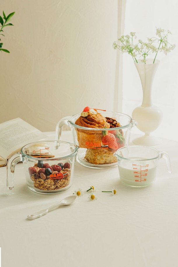 닥터하우스 라미 계량컵 500ml (뚜껑 포함)는 주방 조리 및 베이킹에 유용한 계량컵입니다. 유리와 플라스틱 소재로 제작되어 내구성이 뛰어나고, -20°C부터 560°C까지의 넓은 온도 범위에서 사용 가능하며, 전자레인지 및 식기세척기 사용이 가능하여 편리합니다. 500ml 용량으로 ML, OZ, CUPS 3가지 단위의 눈금 표시가 있어 정확한 계량이 용이하며, 인체공학적 손잡이와 뚜껑이 포함되어 있습니다. 라운드 디자인과 뚜껑이 있어 공간 효율적인 보관이 가능하며, 얼룩과 냄새 걱정 없이 위생적으로 사용할 수 있습니다. 뚜껑은 -10°C ~ 100°C까지 사용 가능하며, 세척이 용이합니다.
