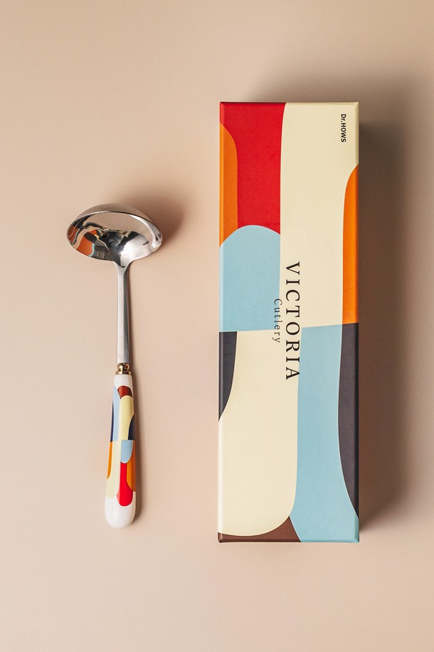 닥터하우스 빅토리아 서빙 스푼+국자+포크 3종 세트는 클래식하면서도 엘레강스한 분위기를 연출하는 주방용품 세트입니다. 실버와 화이트 색상의 조화가 돋보이며, 빅토리안 스타일의 디자인과 광택 마감, 세라믹 손잡이가 특징입니다. 구성품으로는 서빙 스푼, 국자, 서빙 포크가 포함되어 다양한 요리에 활용할 수 있습니다. 서양식, 한식 모두 잘 어울리며, 고급스러운 디자인과 부드러운 표면 질감으로 서빙 시 품격을 더합니다. 환경을 생각한 친환경 포장으로 소중하게 포장되어, 선물용으로도 좋습니다.
