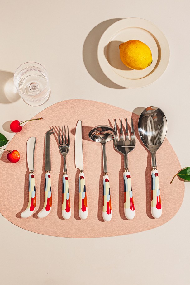 닥터하우스 빅토리아 서빙 스푼+국자+포크 3종 세트는 클래식하면서도 엘레강스한 분위기를 연출하는 주방용품 세트입니다. 실버와 화이트 색상의 조화가 돋보이며, 빅토리안 스타일의 디자인과 광택 마감, 세라믹 손잡이가 특징입니다. 구성품으로는 서빙 스푼, 국자, 서빙 포크가 포함되어 다양한 요리에 활용할 수 있습니다. 서양식, 한식 모두 잘 어울리며, 고급스러운 디자인과 부드러운 표면 질감으로 서빙 시 품격을 더합니다. 환경을 생각한 친환경 포장으로 소중하게 포장되어, 선물용으로도 좋습니다.
