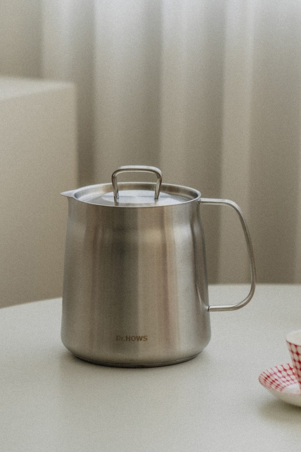 닥터하우스 플로우 올스텐 주전자 라면냄비 멀티 케틀팟 1.5L는 주방 조리에 사용되는 1.5L 용량의 스테인리스 스틸(SUS304, SUS207) 소재 주방용품입니다. 심플하고 모던한 디자인과 컴팩트한 사이즈로 공간 효율성을 높였으며, 가볍게 설계되어 편리하게 사용할 수 있습니다. 인덕션, 가스레인지, 핫플레이트, 하이라이트 등 다양한 열원에서 사용 가능하며, 다용도 가열과 보관의 용이성을 제공합니다. 사용 시 중불 사용을 권장하며, 빈 상태로 가열하거나 장시간 가열하는 것을 피해야 하며, 손잡이의 뜨거움에 주의해야 합니다.
