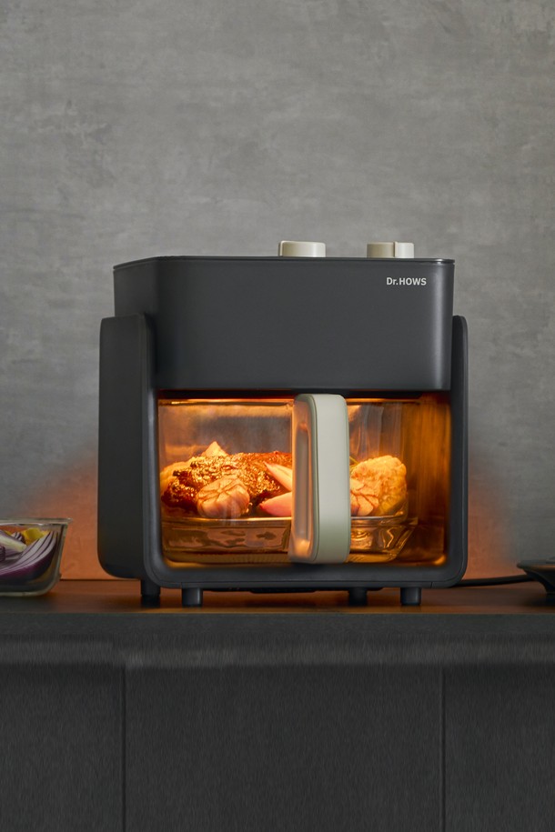 닥터하우스 셰프 유리 에어프라이기 글라스 에어프라이어 4.5L는 360도 투명 글라스 디자인으로 조리 과정을 한눈에 확인할 수 있습니다. 500도 내열의 보로실리케이트 글라스 소재를 사용하여 고온 조리에도 안전하며, 열 손실을 최소화하여 효율적인 조리가 가능합니다. 독립형 유리 바스켓 구조는 세척이 용이하고 음식물 잔여물 축적을 방지하여 위생적으로 사용할 수 있습니다. 3세대 글라스 에어프라이어 기술로 균일한 열분포를 제공하여 더욱 맛있고 건강한 요리를 만들 수 있습니다. 코팅 문제 없이 유해 물질 걱정 없이 안심하고 사용할 수 있는 주방 필수템입니다.
