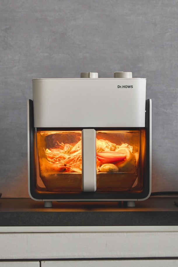 닥터하우스 셰프 유리 에어프라이기 글라스 에어프라이어 4.5L는 주방 조리의 편리함을 더해줄 에어프라이어입니다. 4.5L의 넉넉한 용량으로 다양한 요리를 한 번에 조리할 수 있으며, 유리 용기를 사용하여 조리 과정을 직접 확인할 수 있습니다. 화이트와 그레이 두 가지 색상으로 출시되어 주방 인테리어에 맞춰 선택 가능합니다. 이중 조리실, 분리형 용기, 디지털 디스플레이, 터치 컨트롤 기능으로 쉽고 편리하게 사용할 수 있으며, 튀김, 베이킹, 로스팅 등 다양한 요리에 활용할 수 있습니다. 온도 조절, 타이머, 자동 조리 기능을 통해 더욱 간편하게 요리할 수 있으며, 본체, 유리 용기, 분리형 트레이, 사용설명서로 구성되어 있습니다.
