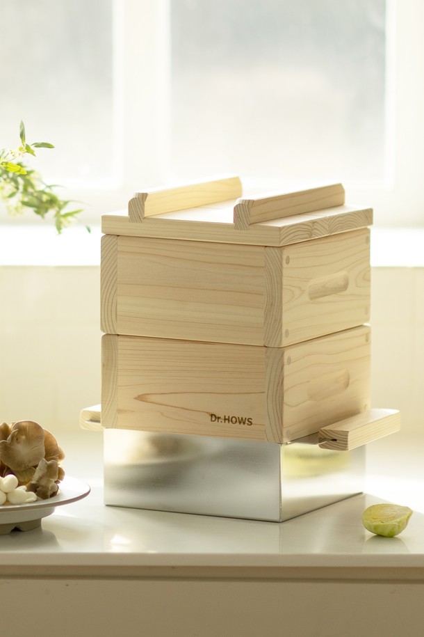 닥터하우스 뉴 자담 편백나무 미니 찜기 2단 18cm(물솥 포함)는 50년 이상 된 편백나무 원목과 스테인리스 304 소재로 제작된 찜기입니다. 1-2인 가구를 위한 18cm 크기의 2단 구조로, 스팀 조리, 수증기 조리, 육수 활용이 가능합니다. FDA 승인을 받은 본드를 사용하여 안전성을 높였으며, 수작업 공정으로 꼼꼼하게 제작되었습니다. 12cm 스팀 구멍, 경사진 스팀받침대, 편백나무 손잡이 등 사용자의 편의를 고려한 디자인을 갖췄습니다. 구성품으로는 편백나무찜기 1단, 뚜껑, 편백 새반 4개, 손잡이, 스팀받침대가 포함되어 있습니다. 고기, 해산물, 야채 등 다양한 식재료를 건강하게 즐길 수 있습니다.
