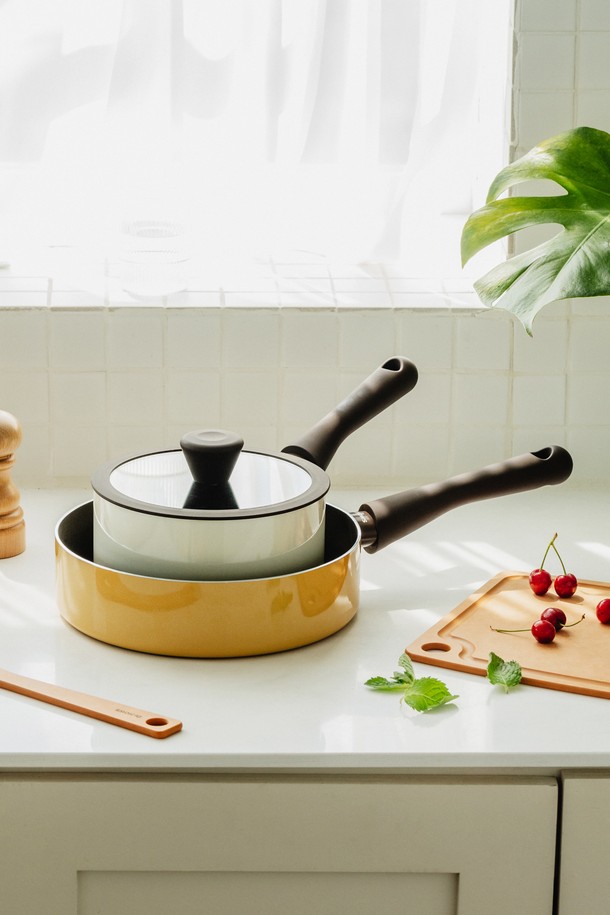 닥터하우스 선샤인 소테팬 24cm과 편수냄비 18cm 2P 세트로 구성된 주방 조리도구 세트입니다. 알루미늄 소재에 베이지 색상으로, 논스틱 코팅과 이중 바닥 구조로 제작되어 열전도율이 뛰어나 음식을 효과적으로 조리할 수 있습니다. 인덕션 사용이 가능하며, 소테팬은 볶음 요리에, 편수냄비는 국이나 찌개 요리에 적합합니다. 손잡이는 내열 처리가 되어 안전하며, 식기세척기 사용이 가능하여 편리하게 관리할 수 있습니다.
