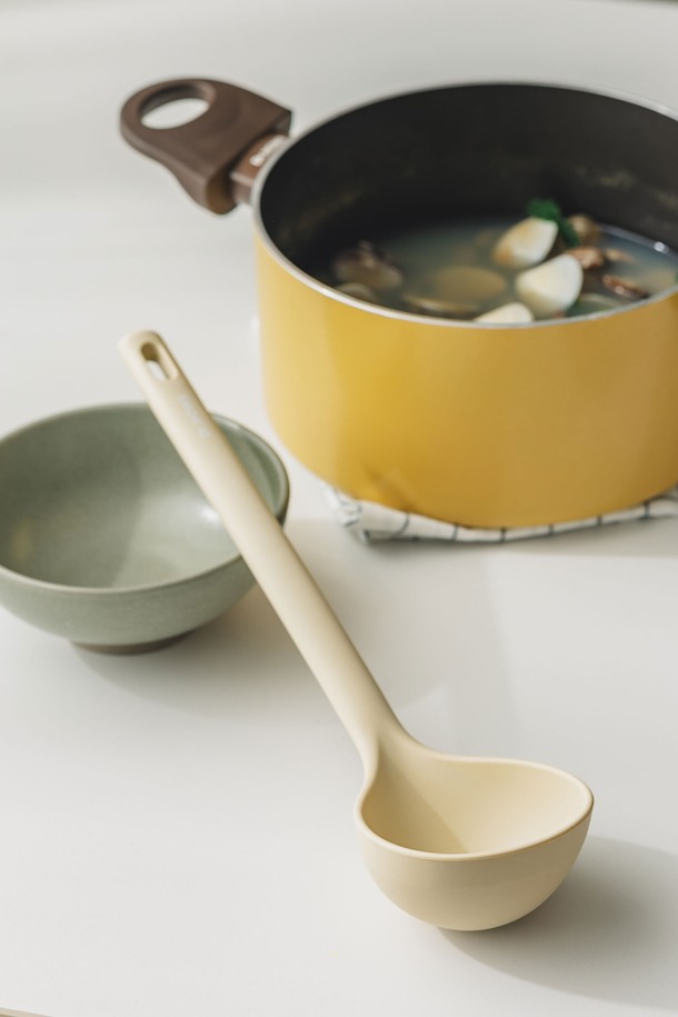 닥터하우스 데일리 실리콘 조리도구 7종은 주방 조리에 특화된 실리콘 소재의 조리 도구 세트입니다. 내열성과 내구성이 뛰어나 데일리 사용에 적합하며, 실용적인 디자인으로 주방의 품격을 높여줍니다. 베이지 색상으로 은은하고 세련된 분위기를 연출하며, 국자, 주걱 등 조리에 필요한 7가지 도구로 구성되어 실용성을 더했습니다. 위생적인 실리콘 소재로 안심하고 사용할 수 있으며, 다양한 요리에 활용할 수 있어 주방 필수품입니다.
